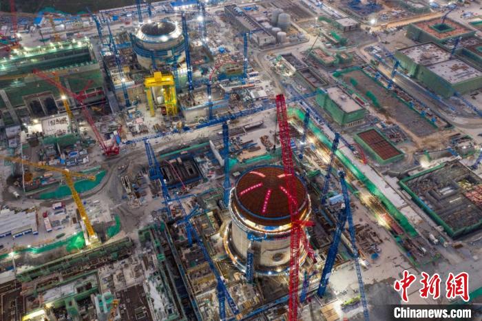 华龙一号2号机组穹顶吊装过程全景照片 中建电力供图