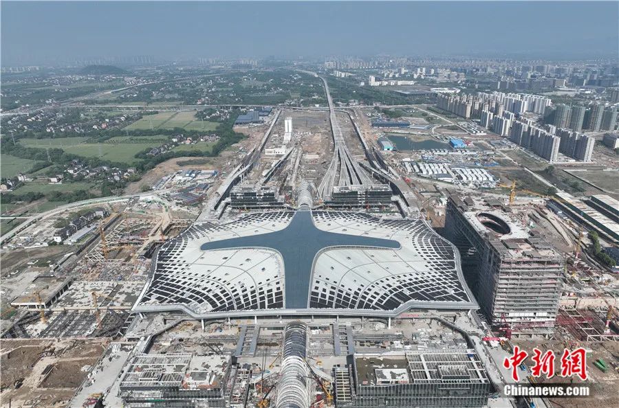 2022年4月，航拍杭州西站屋顶的光伏组件。杭州西站光伏发电项目面积1.5万平方米，建成后预计年均发电量达231万度，每年可节约标准煤830余吨，减少二氧化碳排放量2300余吨。<a    data-cke-saved-href='/' href='/'>中新社</a >记者 王刚 摄