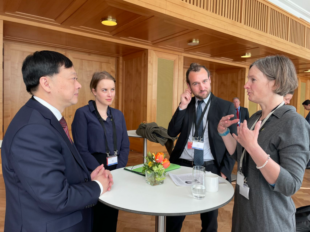 (生态环境部应对气候变化司司长李高同与会嘉宾交流 资料图片)