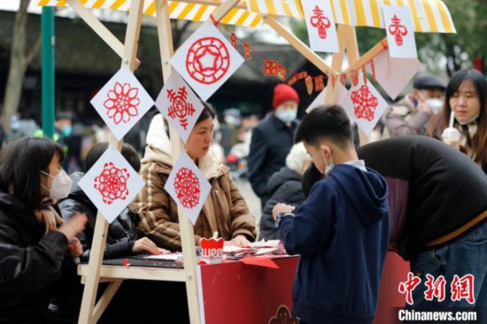 市民游客在西溪湿地体验传统民俗剪纸 西溪湿地 供图