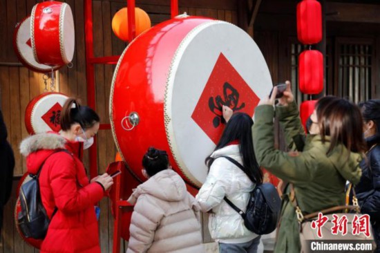 市民游客敲打西溪湿地的大鼓，感受新年喜庆氛围 西溪湿地 供图