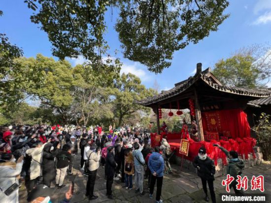 市民游客驻足观看西溪湿地独具特色的水乡婚俗 西溪湿地 供图