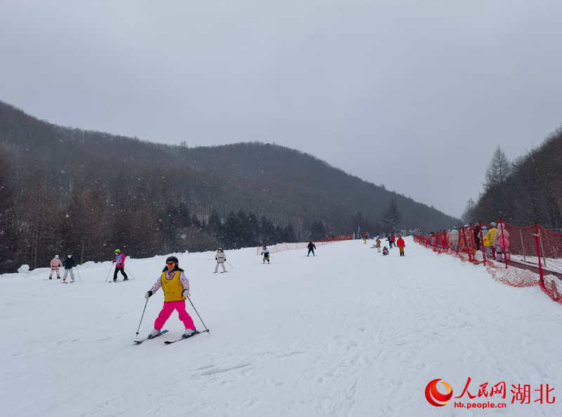 游客在神农架中和滑雪场体验滑雪的乐趣。人民网 周雯摄